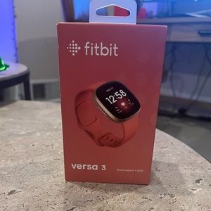 Fitbit Versa 3 in pink clay/soft gold